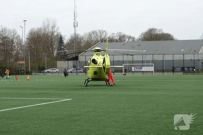 Traumahelikopter landt bij CVV De Jodan Boys