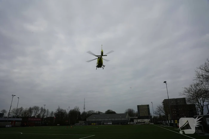 Traumahelikopter landt bij CVV De Jodan Boys