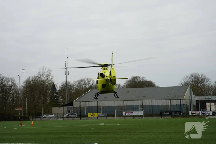 Traumahelikopter landt bij CVV De Jodan Boys