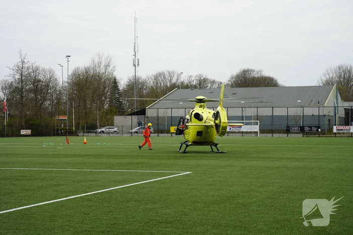 Traumahelikopter landt bij CVV De Jodan Boys