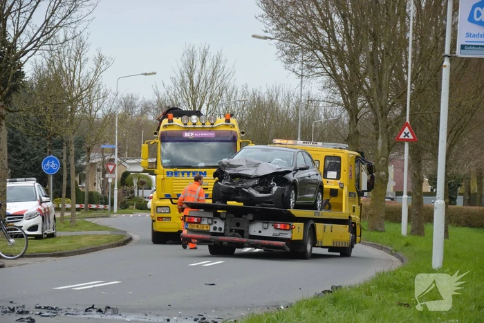 Auto belandt in het water na botsing