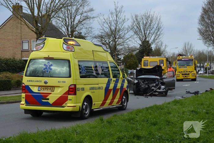 Auto belandt in het water na botsing