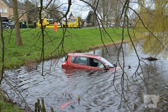 Auto belandt in het water na botsing