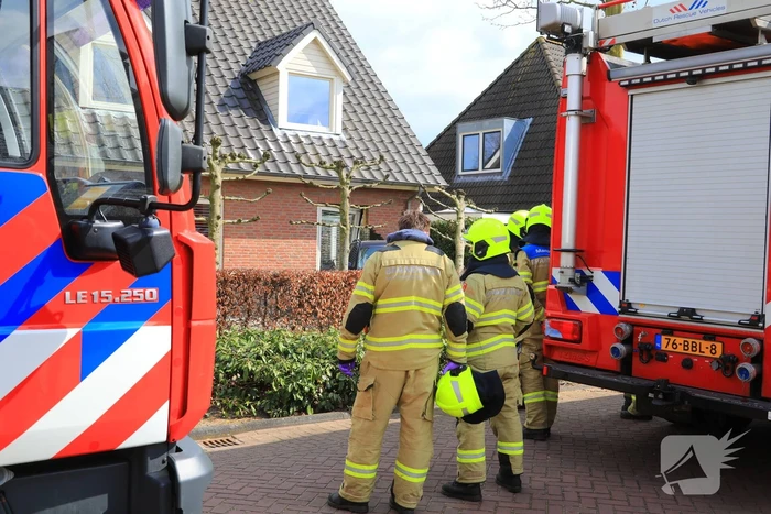 Forse schade nadat auto tegen woning rijdt
