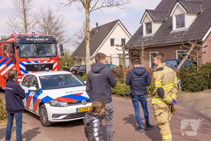 Forse schade nadat auto tegen woning rijdt