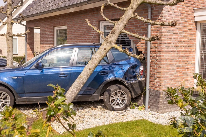 Forse schade nadat auto tegen woning rijdt