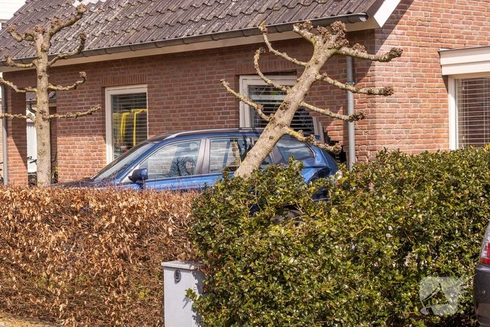 Forse schade nadat auto tegen woning rijdt