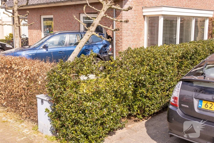 Forse schade nadat auto tegen woning rijdt