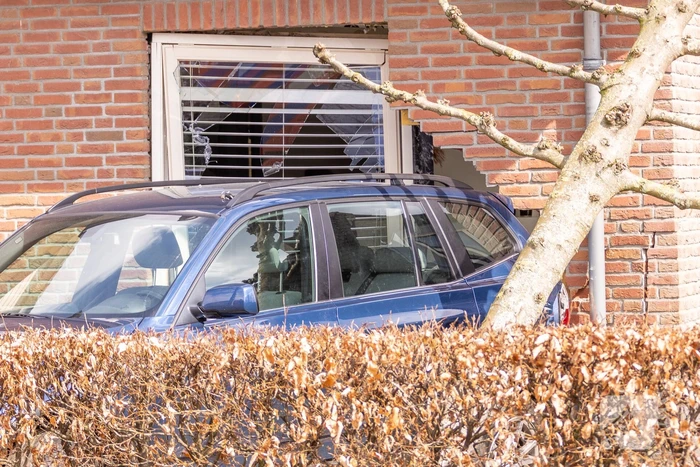 Forse schade nadat auto tegen woning rijdt