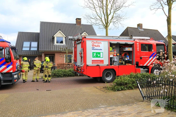 Forse schade nadat auto tegen woning rijdt