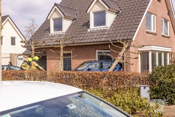 Forse schade nadat auto tegen woning rijdt