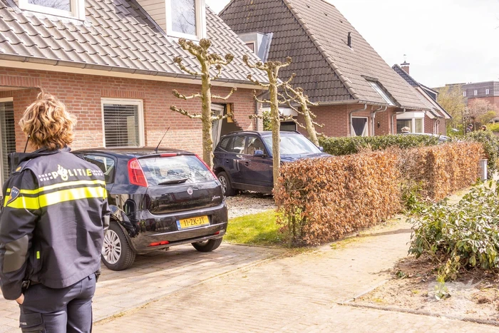 Forse schade nadat auto tegen woning rijdt