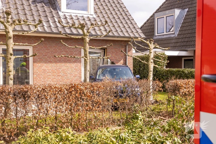 Forse schade nadat auto tegen woning rijdt