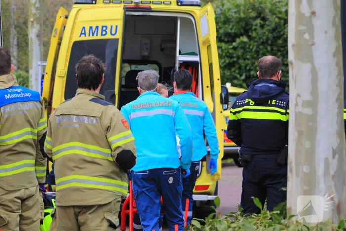 Forse schade nadat auto tegen woning rijdt