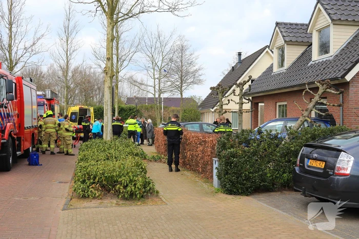Forse schade nadat auto tegen woning rijdt