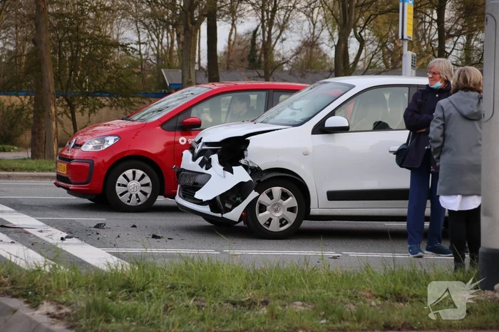 Veel schade na kop-staart botsing tussen twee personenauto