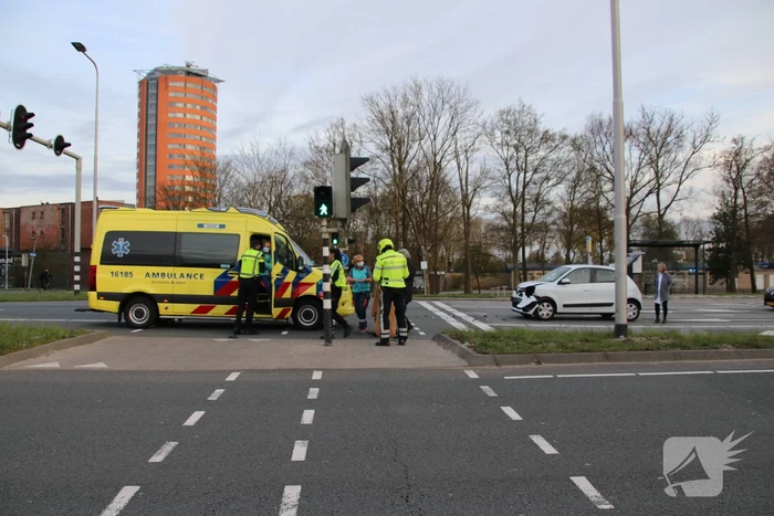 Veel schade na kop-staart botsing tussen twee personenauto
