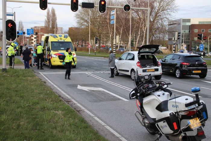 Veel schade na kop-staart botsing tussen twee personenauto