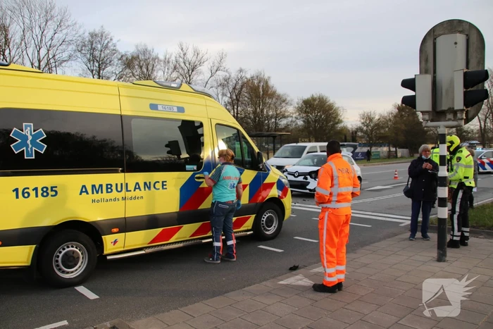 Veel schade na kop-staart botsing tussen twee personenauto