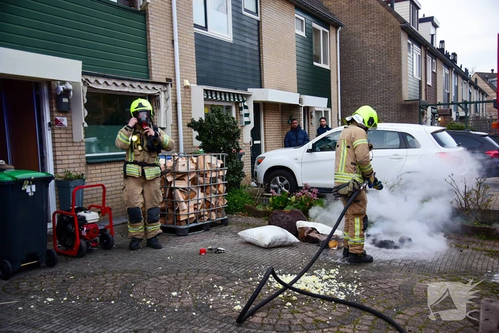 Brandweer blust stukken hout door brand in schoorsteen