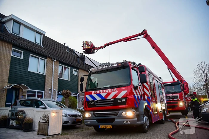 Brandweer blust stukken hout door brand in schoorsteen