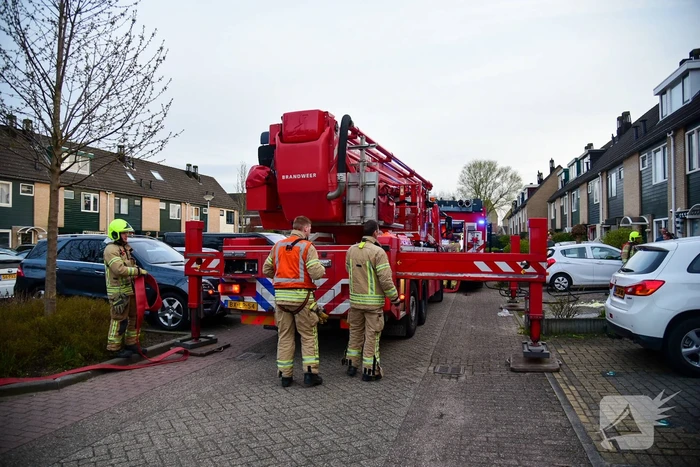 Brandweer blust stukken hout door brand in schoorsteen