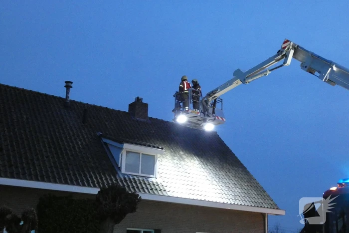 Brandweer veegt schoorsteen na schoorsteenbrand