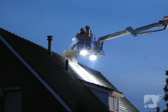 Brandweer veegt schoorsteen na schoorsteenbrand