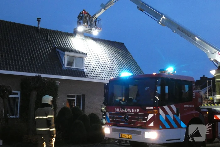 Brandweer veegt schoorsteen na schoorsteenbrand