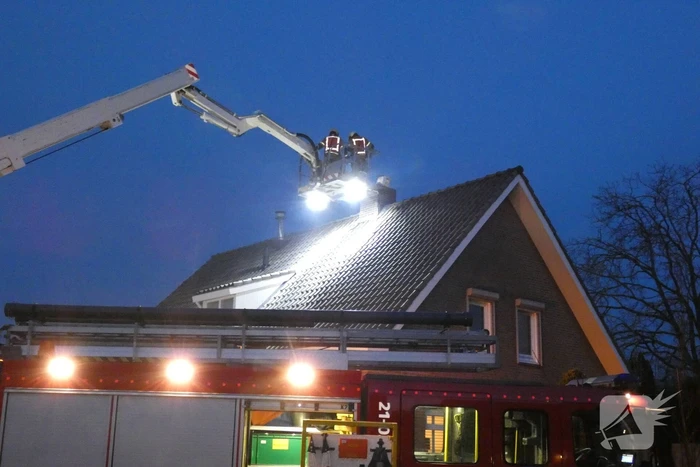 Brandweer veegt schoorsteen na schoorsteenbrand