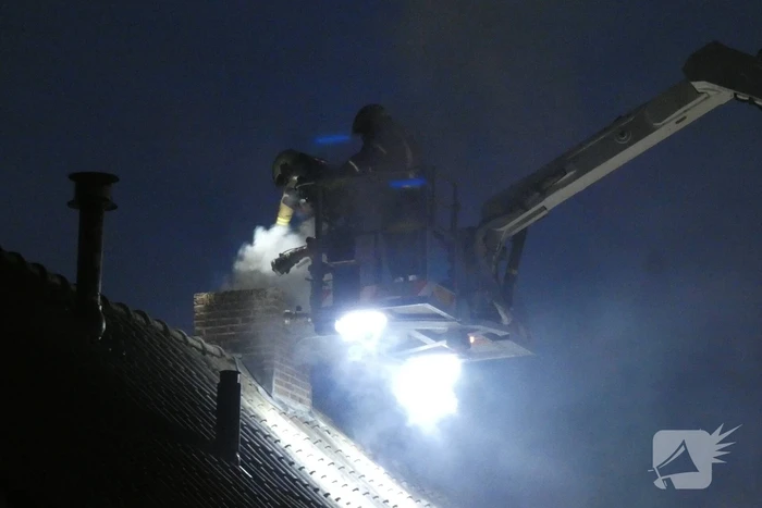 Brandweer veegt schoorsteen na schoorsteenbrand