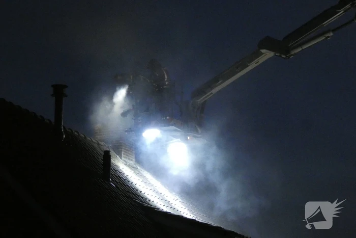 Brandweer veegt schoorsteen na schoorsteenbrand