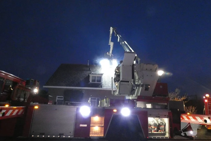 Brandweer veegt schoorsteen na schoorsteenbrand