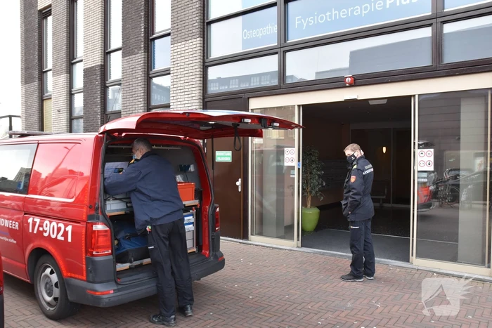 Brandweer doet onderzoek naar fles met vloeistof