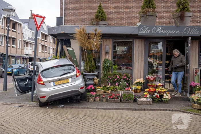 Automobilist rijdt bloemenwinkel La Bougain Villa binnen