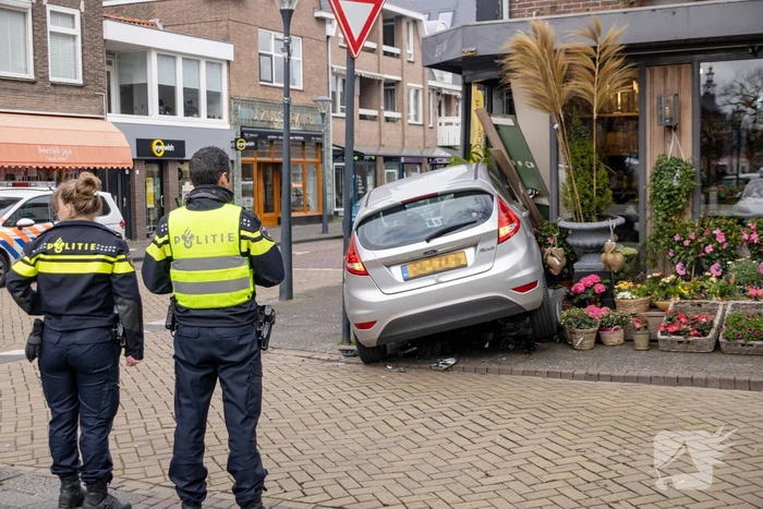 Automobilist rijdt bloemenwinkel La Bougain Villa binnen