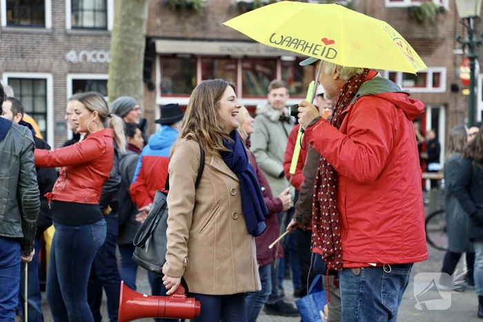 Fakkeltocht tegen coronabeleid en voor het vertrek van Mark Rutte