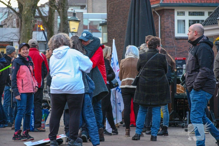 Fakkeltocht tegen coronabeleid en voor het vertrek van Mark Rutte