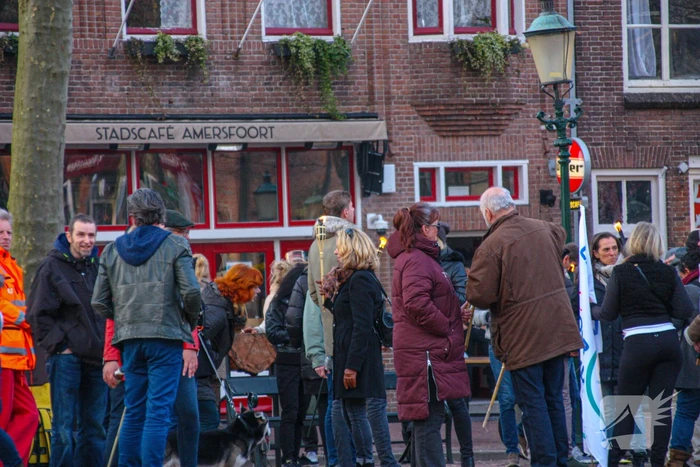 Fakkeltocht tegen coronabeleid en voor het vertrek van Mark Rutte