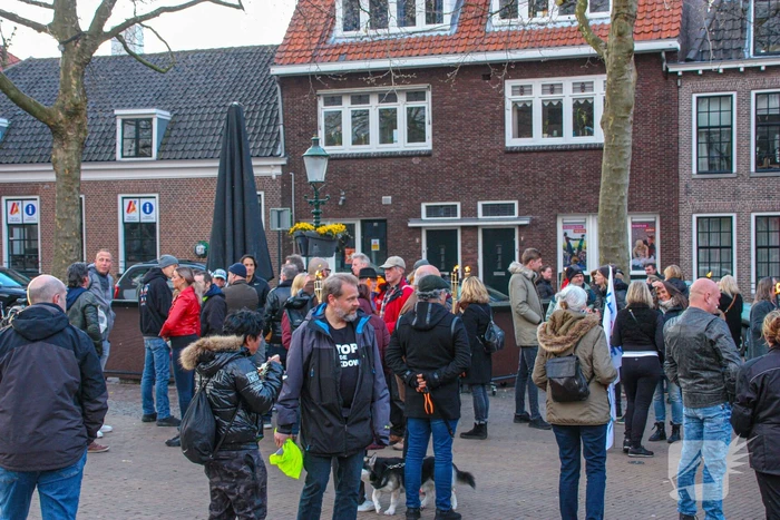 Fakkeltocht tegen coronabeleid en voor het vertrek van Mark Rutte