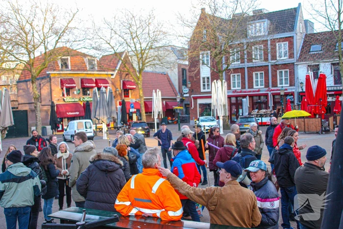 Fakkeltocht tegen coronabeleid en voor het vertrek van Mark Rutte