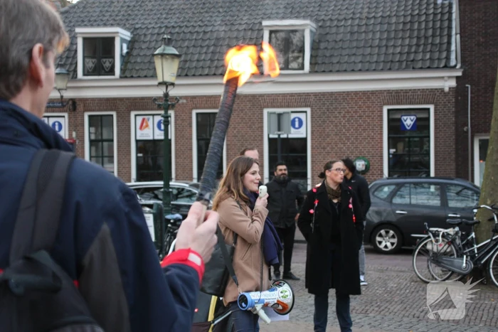 Fakkeltocht tegen coronabeleid en voor het vertrek van Mark Rutte