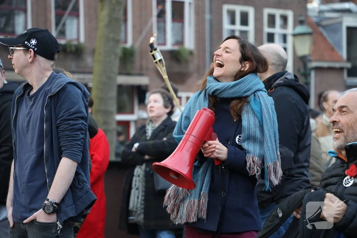 Fakkeltocht tegen coronabeleid en voor het vertrek van Mark Rutte