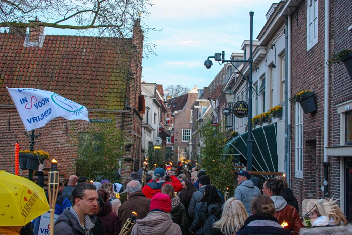 Fakkeltocht tegen coronabeleid en voor het vertrek van Mark Rutte