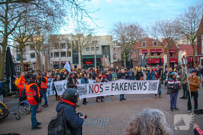 Fakkeltocht tegen coronabeleid en voor het vertrek van Mark Rutte