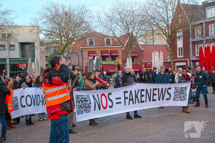 Fakkeltocht tegen coronabeleid en voor het vertrek van Mark Rutte