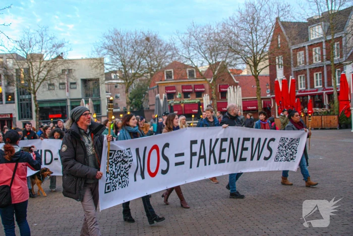 Fakkeltocht tegen coronabeleid en voor het vertrek van Mark Rutte