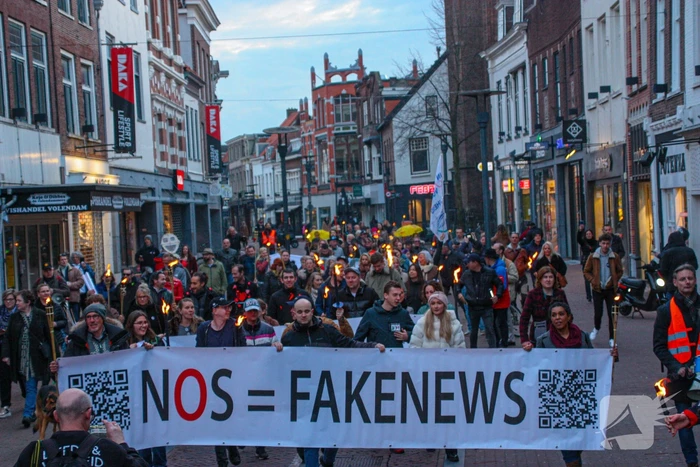 Fakkeltocht tegen coronabeleid en voor het vertrek van Mark Rutte