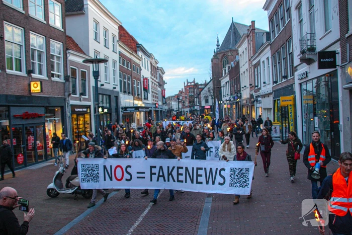 Fakkeltocht tegen coronabeleid en voor het vertrek van Mark Rutte