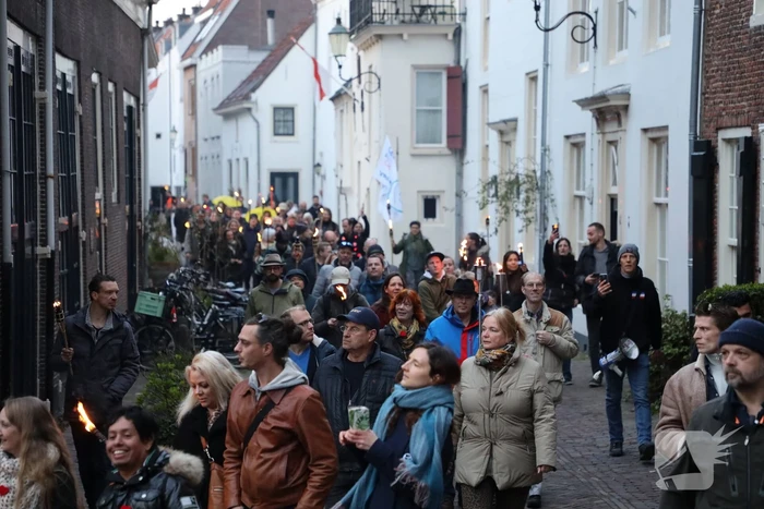 Fakkeltocht tegen coronabeleid en voor het vertrek van Mark Rutte